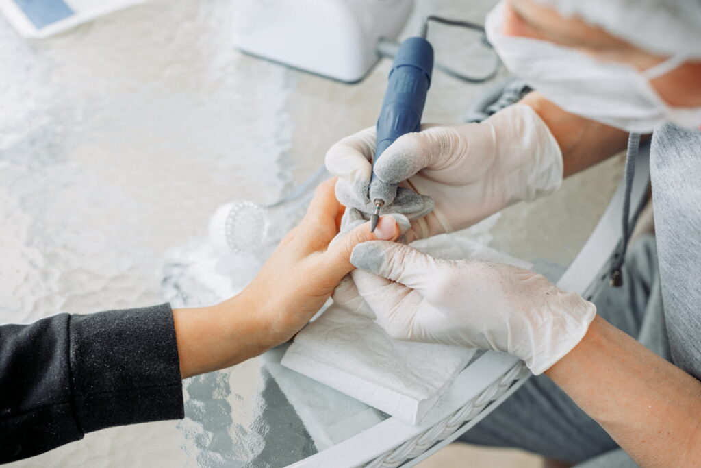 oczyszczenie paznokcia frezem podczas szkolenia z manicure frezarkowego
