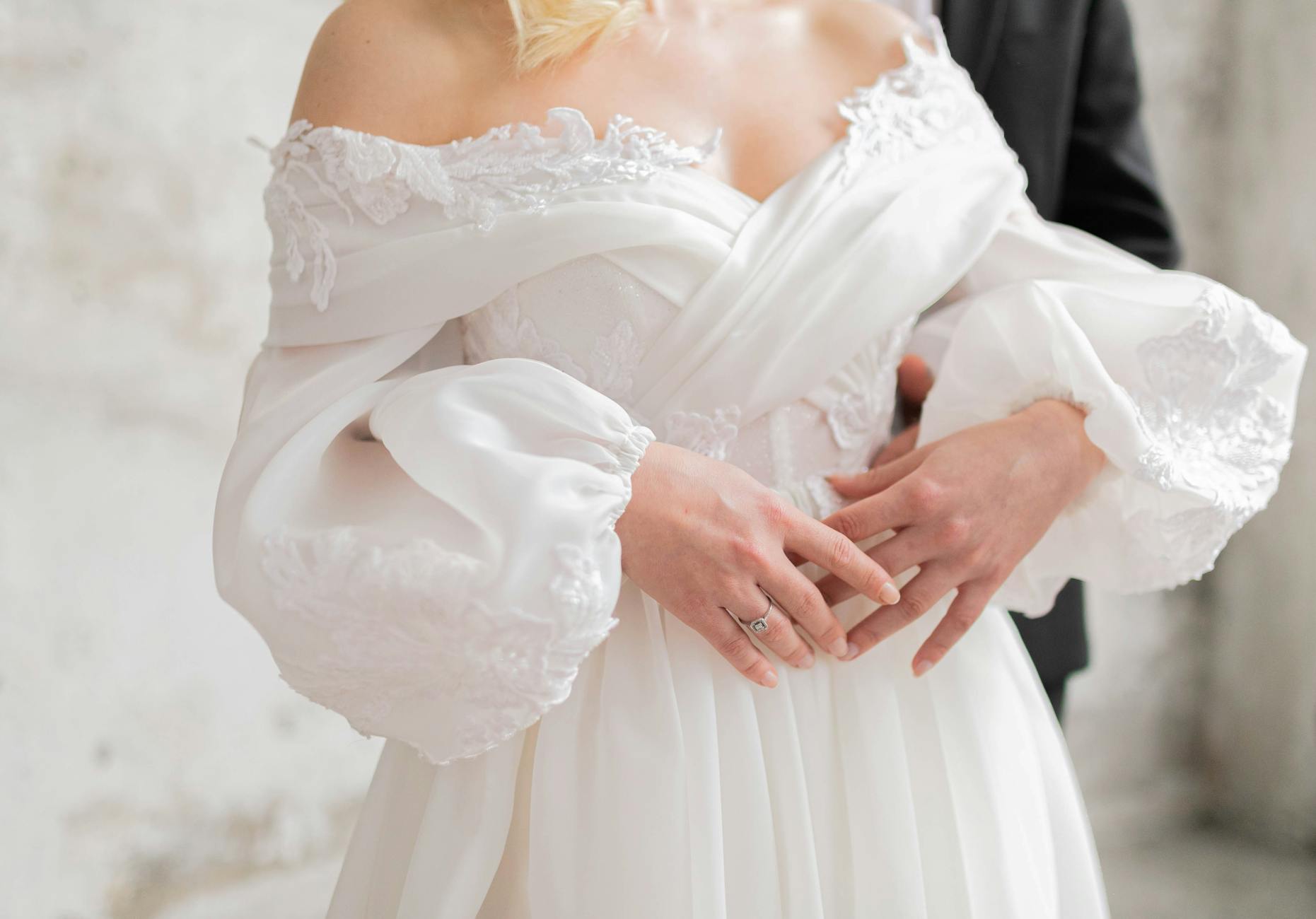 Para młoda w eleganckim uścisku na ślubnej sesji w Stambule