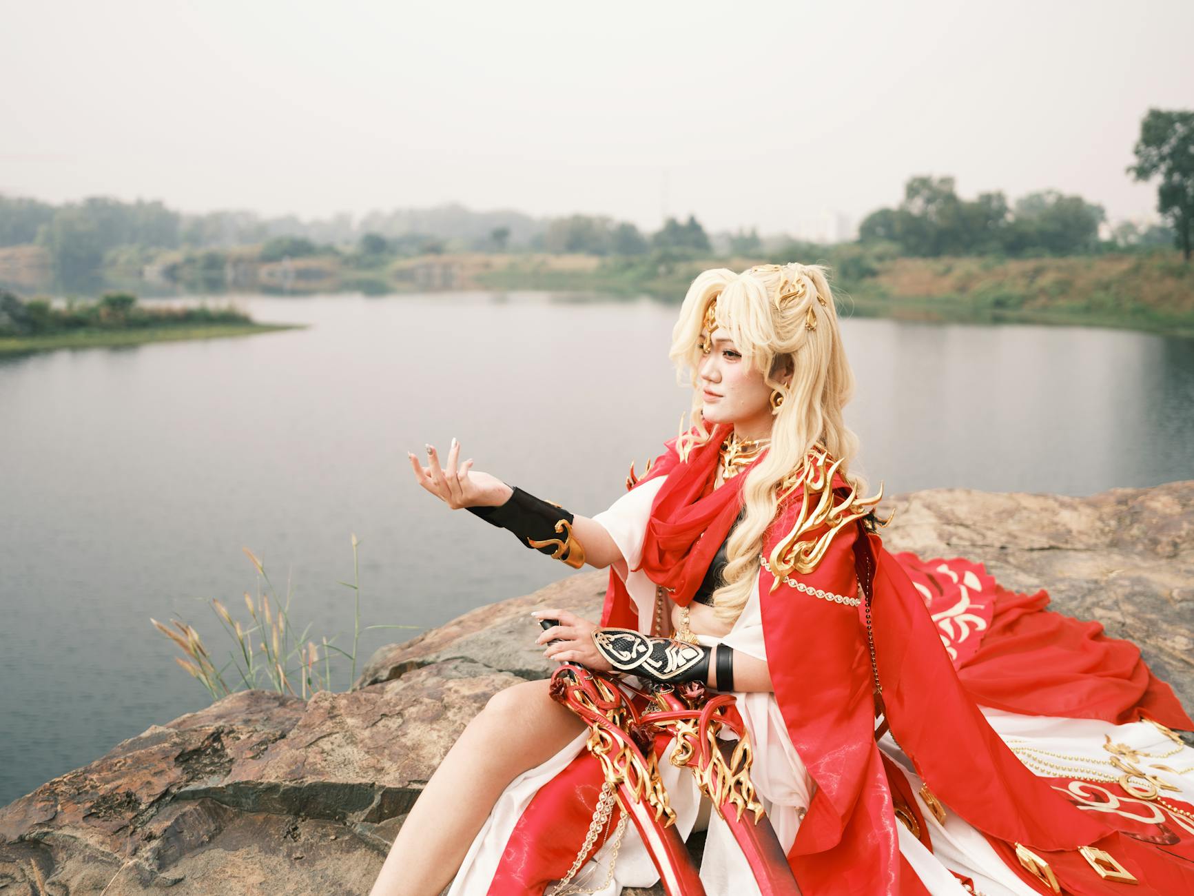 Cosplayer w fantastycznym stroju pozuje nad spokojnym jeziorem