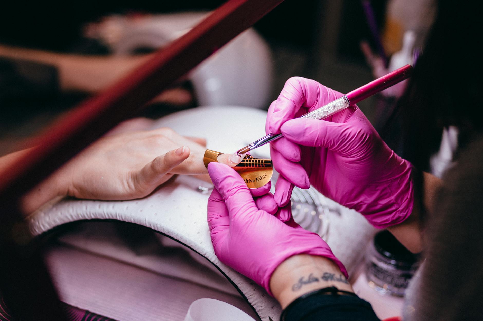 Stylistka paznokci precyzyjnie wykonuje manicure przy skórkach w salonie