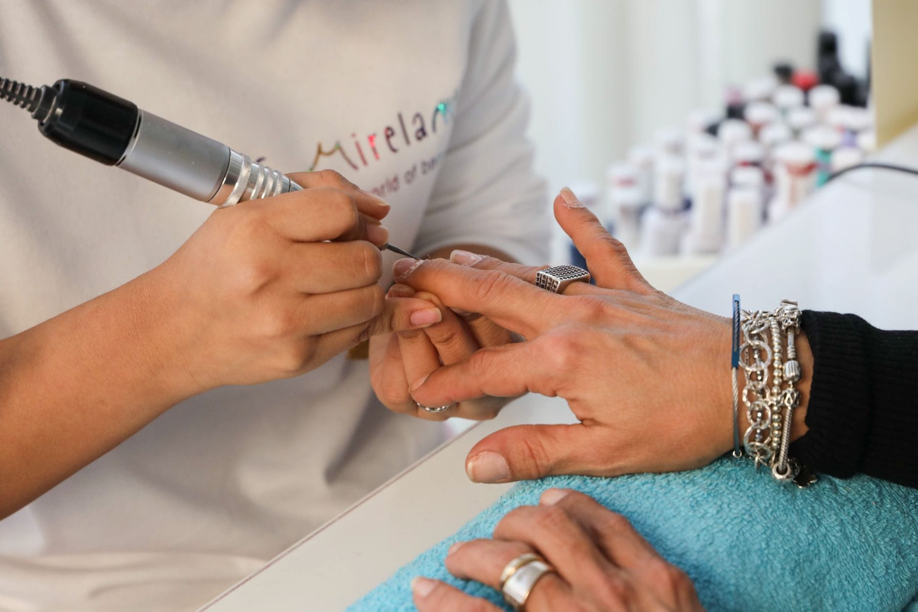 Zbliżenie na profesjonalny manicure frezarką w salonie kosmetycznym