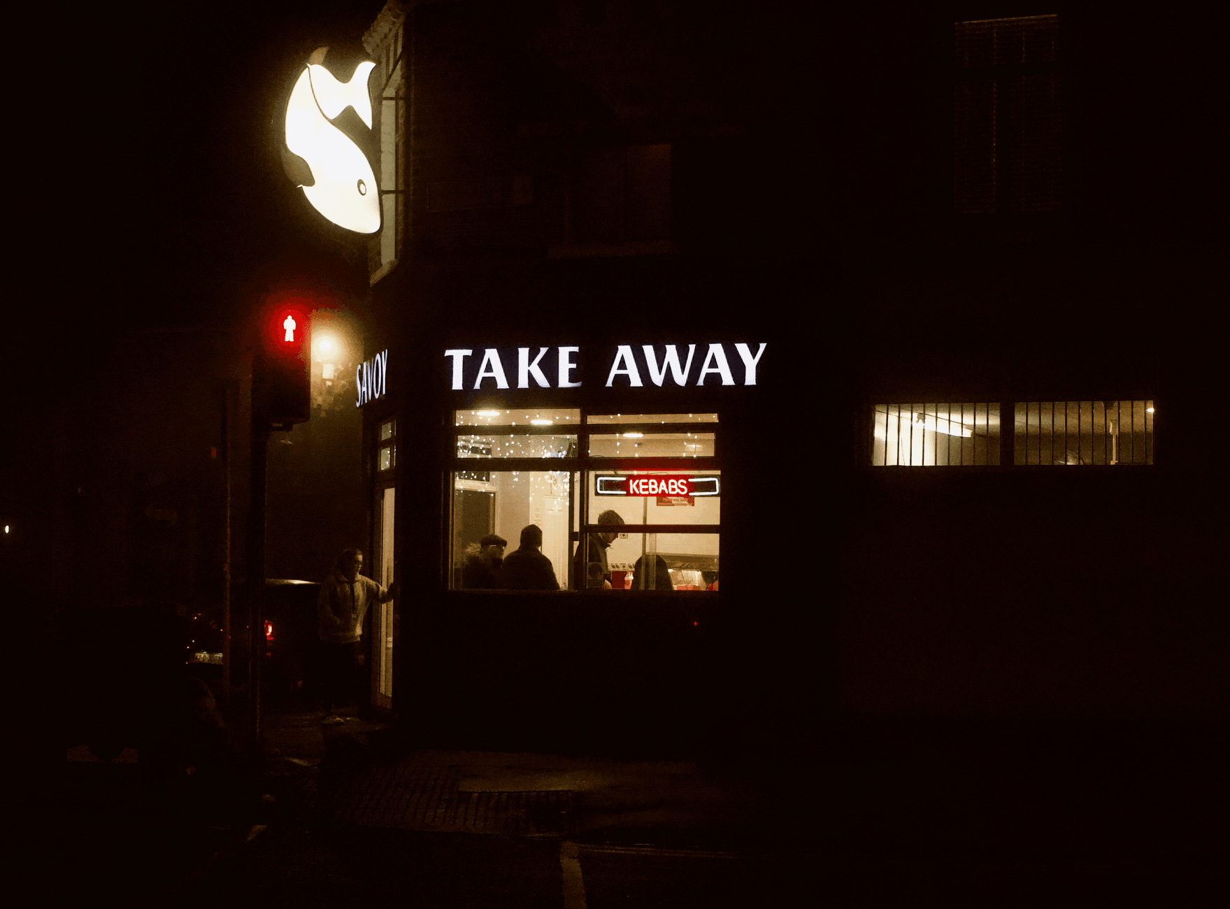Nocny widok na bar kebab w Dublinie z podświetlonym szyldem