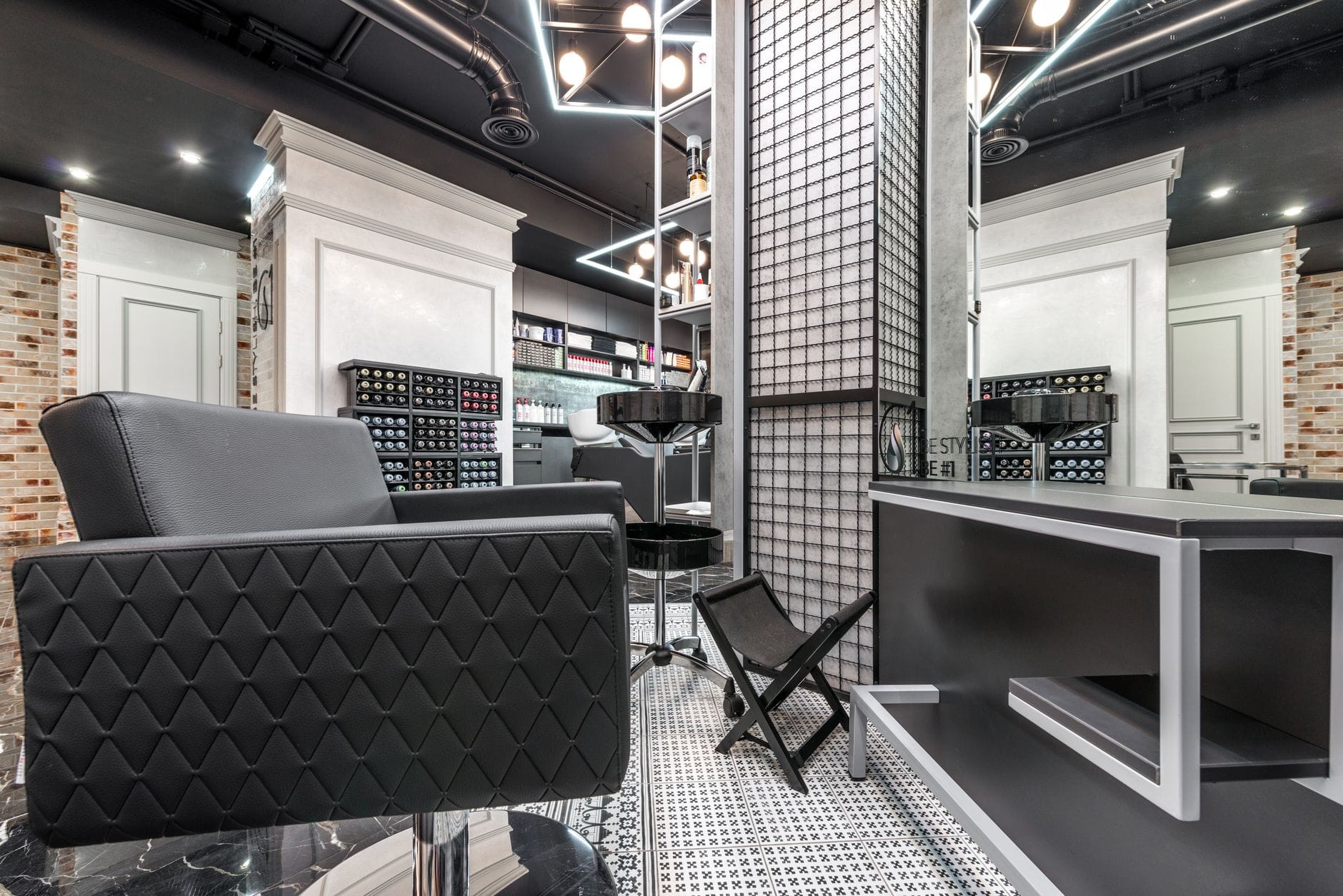 5 rzeczy, które podnoszą prestiż salonu, a kosztują mniej niż myślisz Nowoczesne, eleganckie wnętrze barbershopu z designerskim oświetleniem