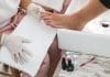 Odwarstwienie żelu od naturalnego paznokcia: lifting, pęcherz czy uszkodzenie płytki? Pedicure z lakierem i narzędziami w salon
